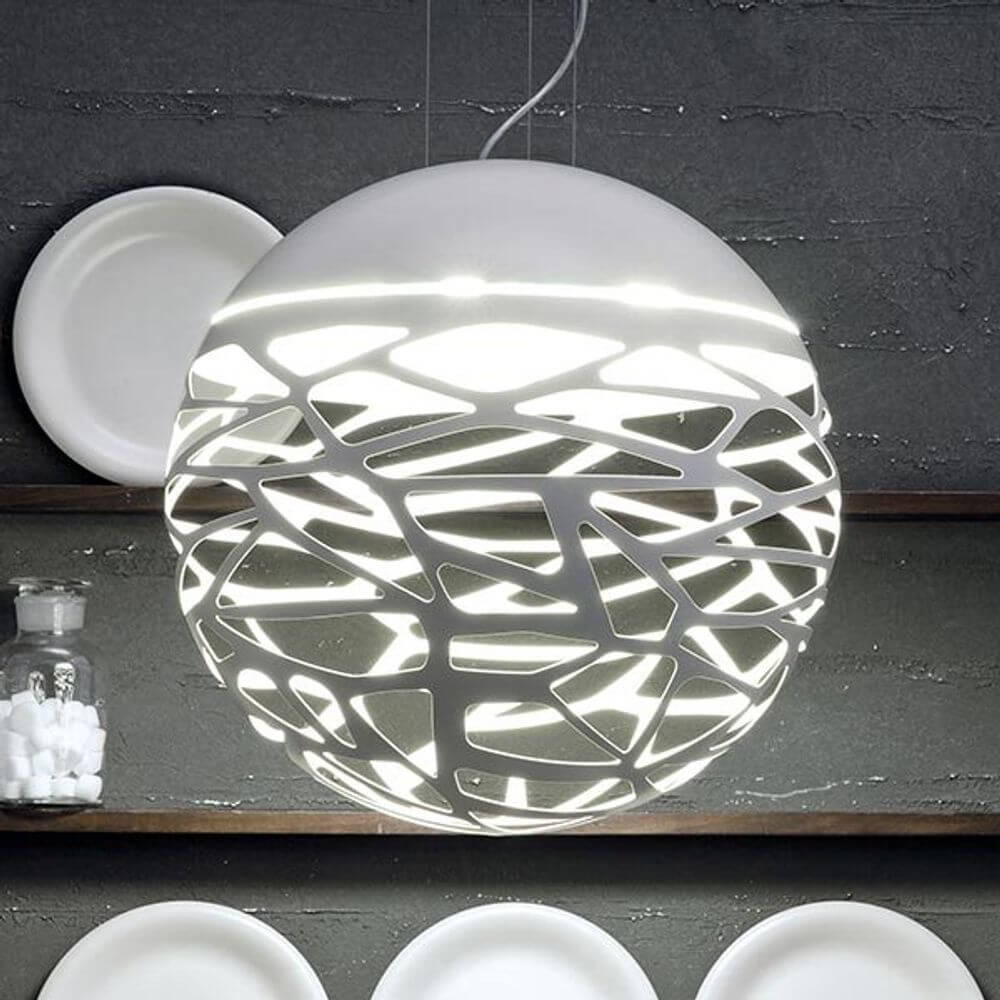 Lodes Kelly Sphere Hängeleuchte mit modernem Design, Lichtspiel und eleganten Laserschnitten.