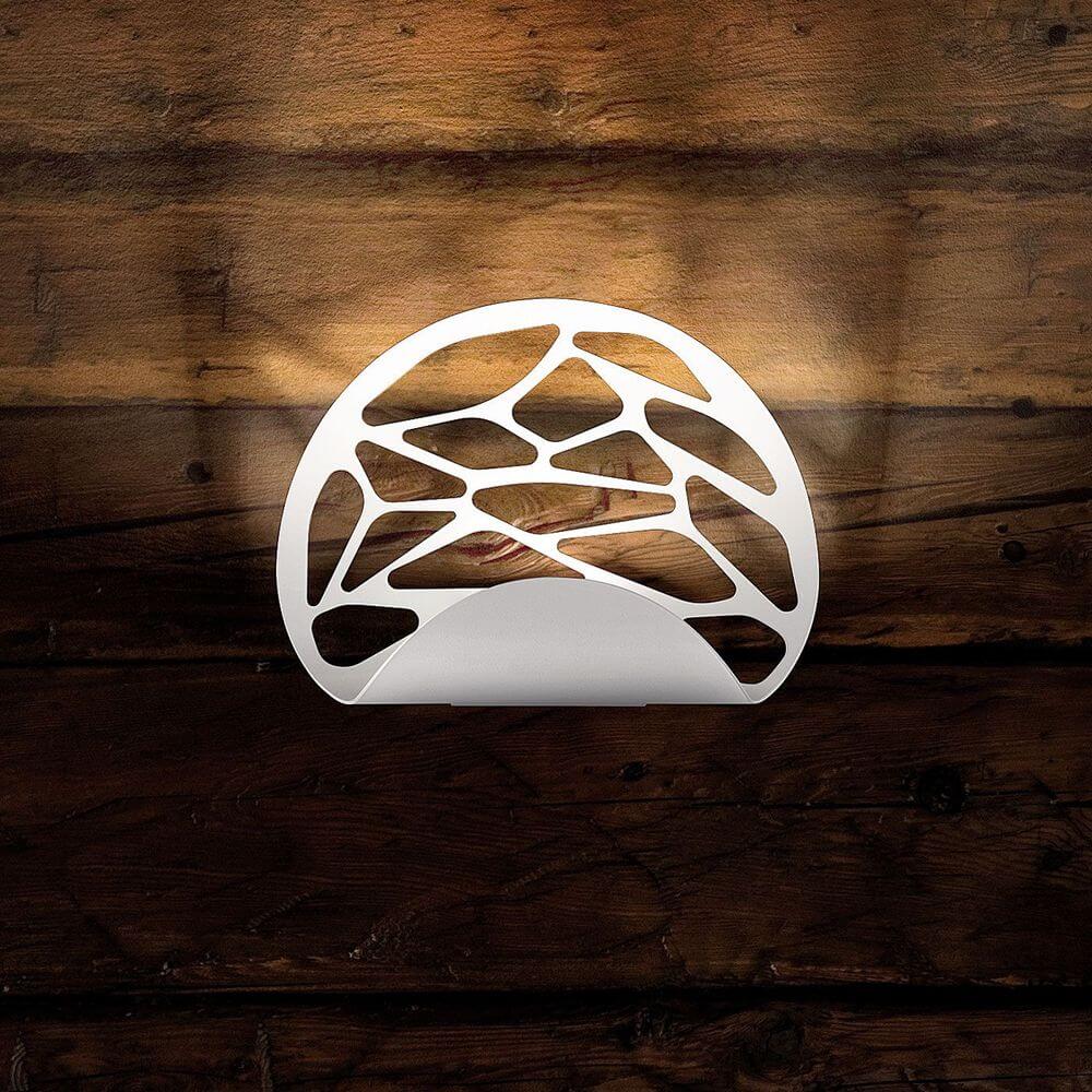 Lodes Kelly Wandlampe mit einzigartigem, laser-cut Design und beeindruckendem Lichtspiel auf Holzuntergrund