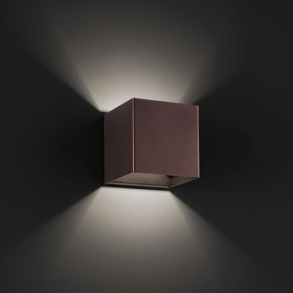 Lodes Laser 10x10 LED Wandleuchte 1800 lm in Bronze mit bidirektionalem Lichtspiel an der Wand.
