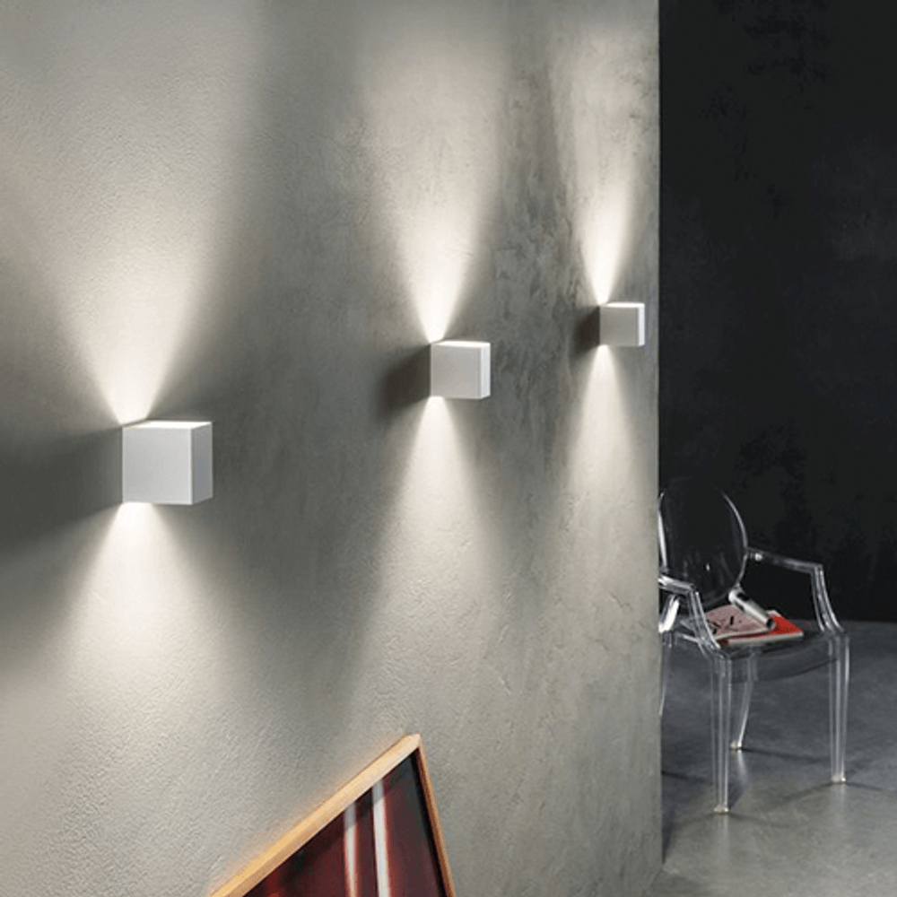 Lodes Laser 10x10 LED Wandleuchte 1800 lm an einer Wand, erzeugt bidirektionales Lichtspiel.