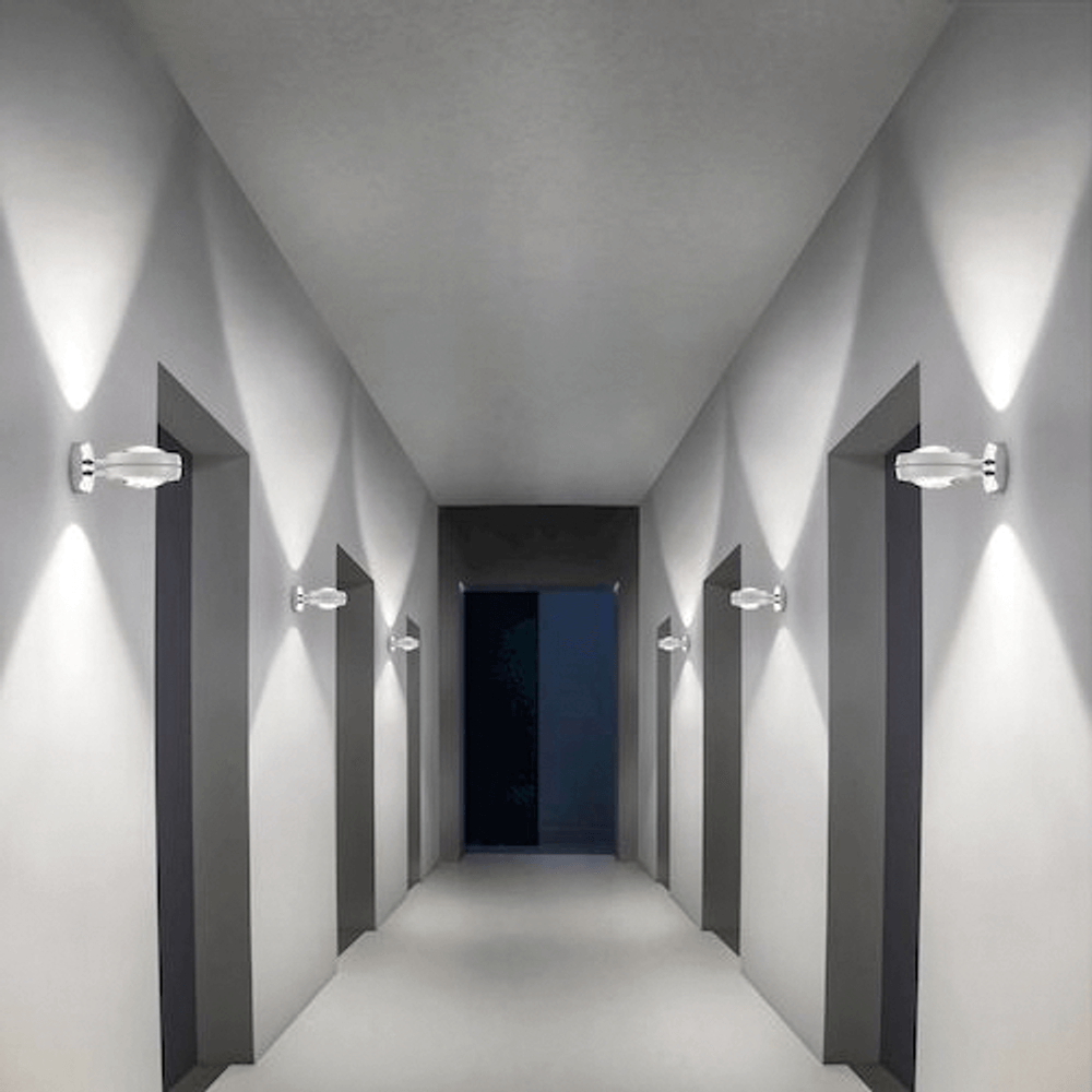 Lodes Nautilus LED Wandlampe 2300 Lumen beleuchtet modernen Flur mit eleganten Wandlampen.