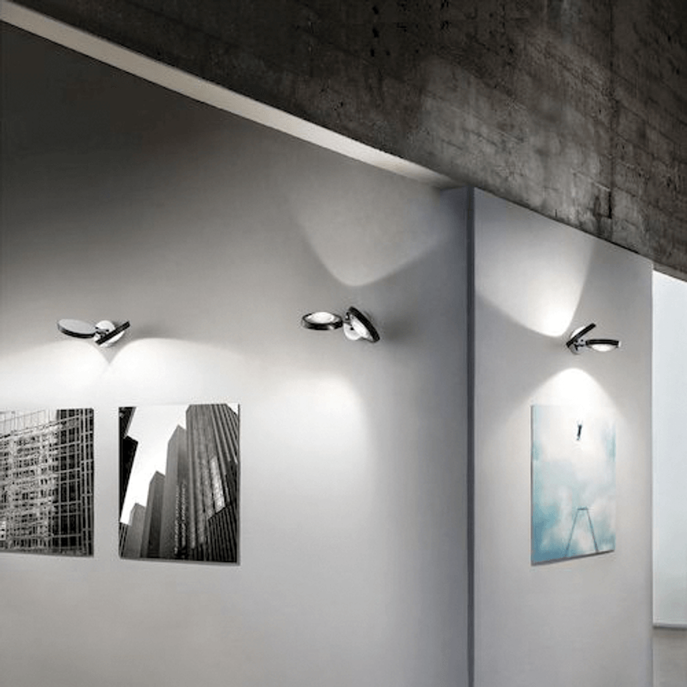 Lodes Nautilus LED Wandlampe 2300 Lumen an einer modernen Wand in einem eleganten Raum.