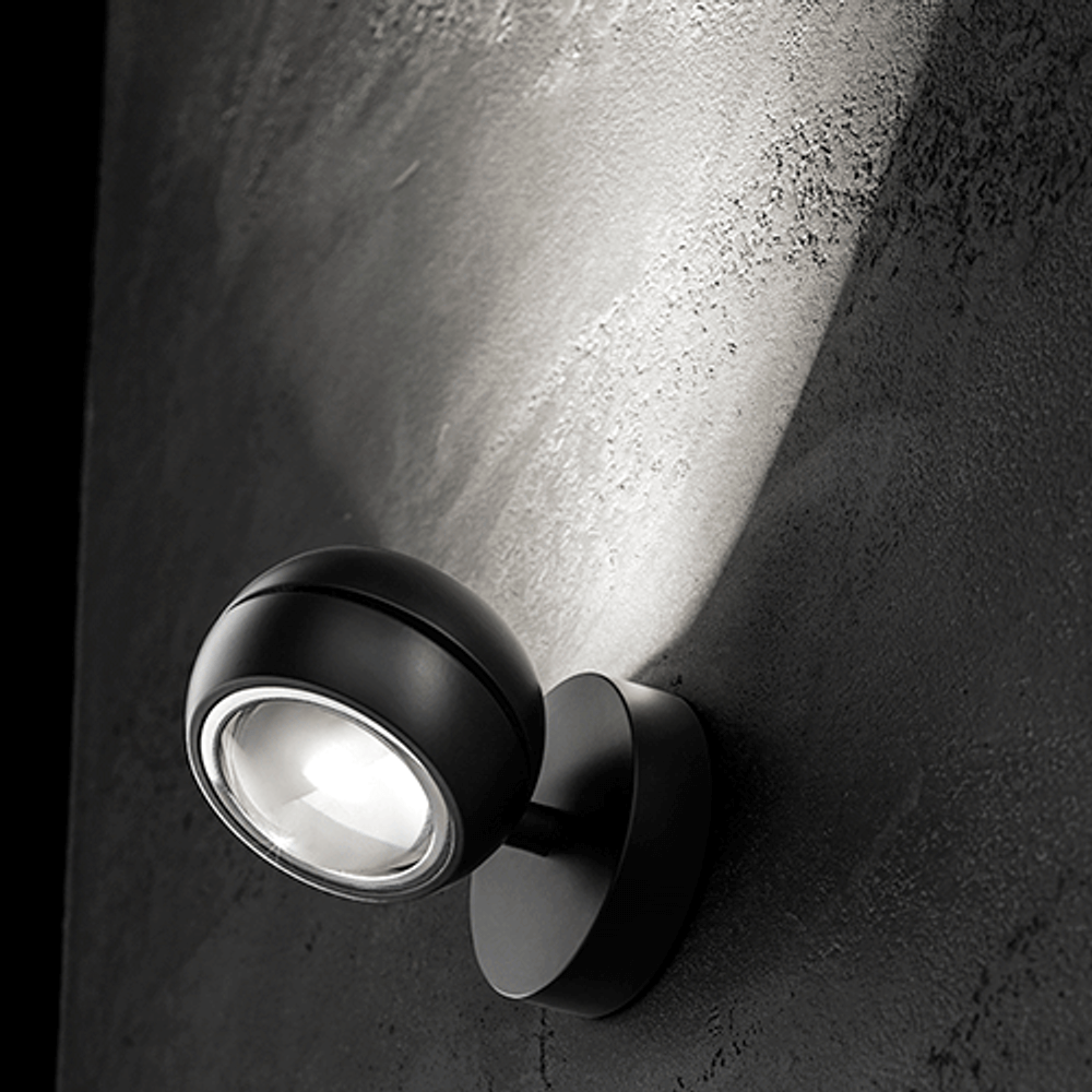 Lodes Nautilus Mini LED Wandleuchte in Schwarz, modernes Design mit konvexer Linse für gezielte Lichtstrahlung.