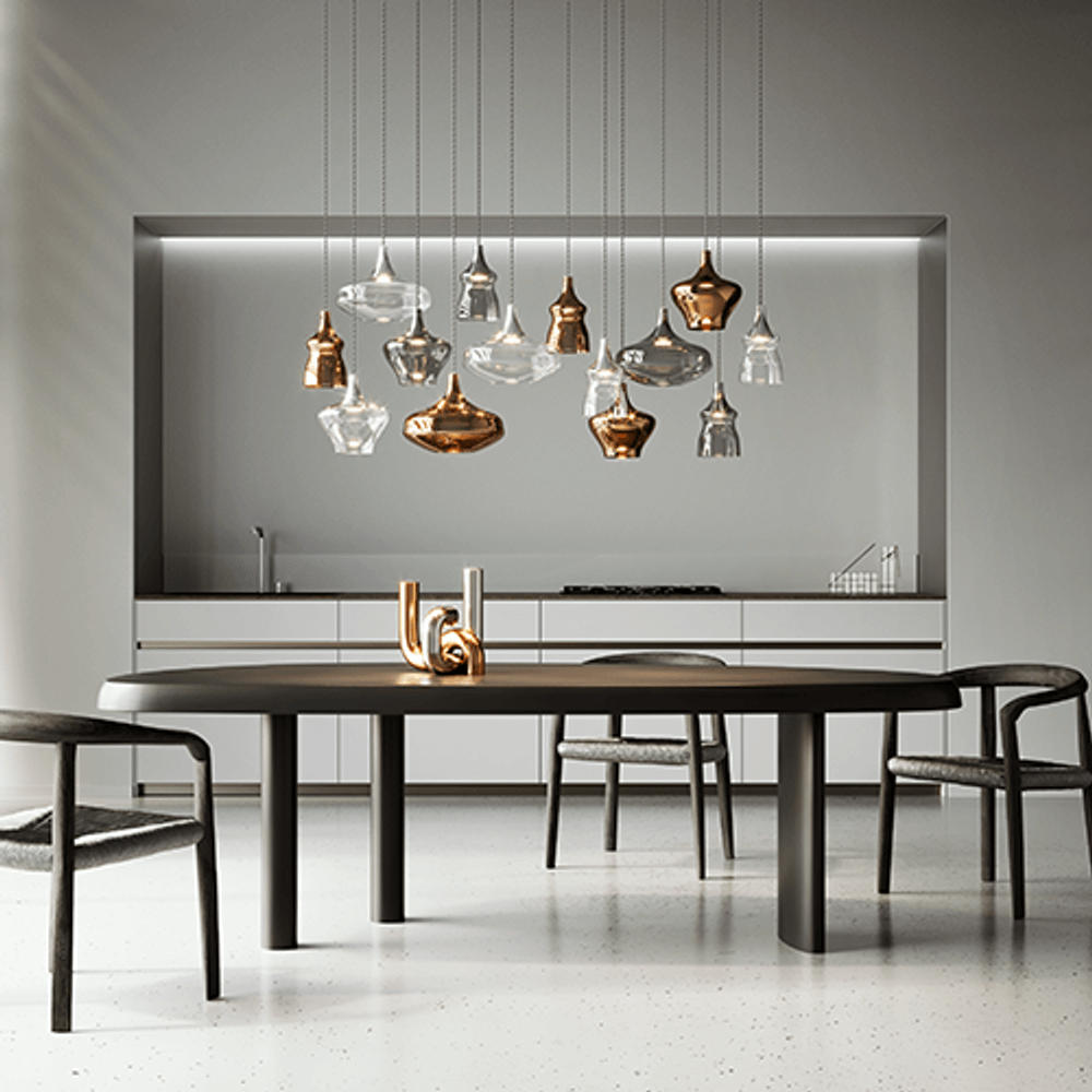 Lodes Nostalgia Glass Medium LED Hängeleuchte in modernem Esszimmer mit eleganten hängenden Lampen.