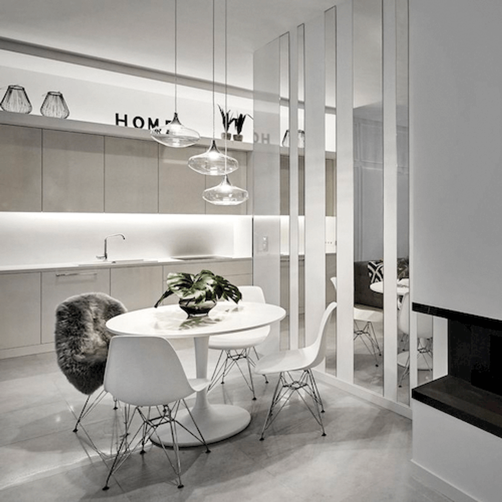 Moderne Küche mit Lodes Nostalgia Hängeleuchte und eleganter Atmosphäre, kombiniert mit stilvollen Möbeln.