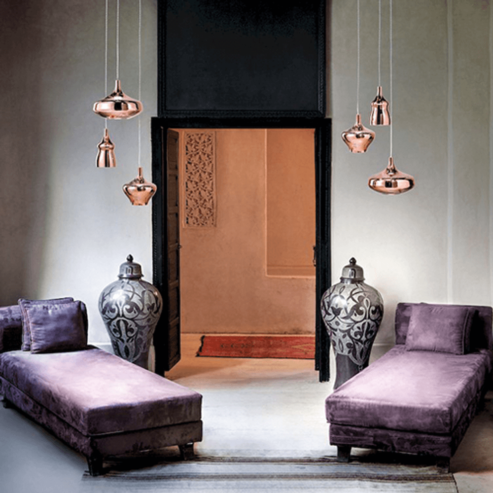 Elegantes Interieur mit Lodes Nostalgia Hängeleuchten, violetten Sofas und dekorativen Vasen.