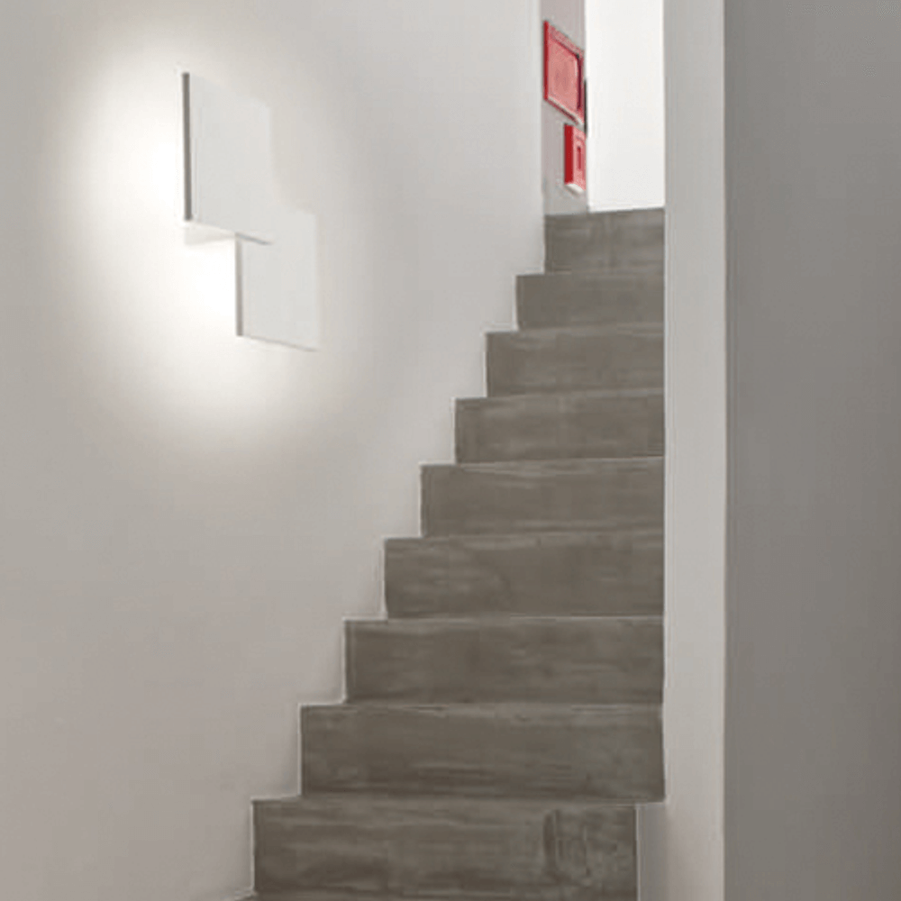 Moderne Lodes Puzzle Double 30cm LED Wandlicht an einer Treppe, geometrische Formen, stilvolle Beleuchtung.