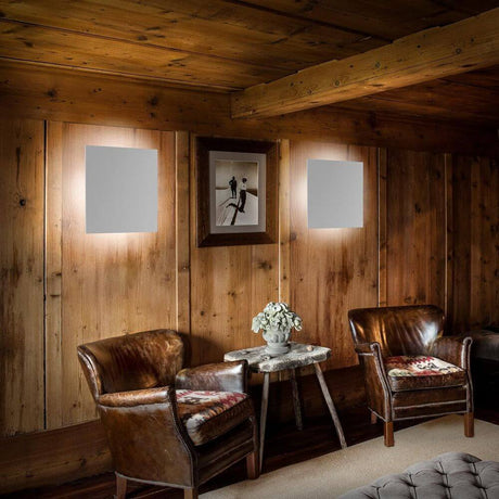 Lodes Puzzle Mega Square 80cm lampe murale et plafonnier blanc dans un intérieur en bois chaleureux avec des panneaux géométriques lumineux.