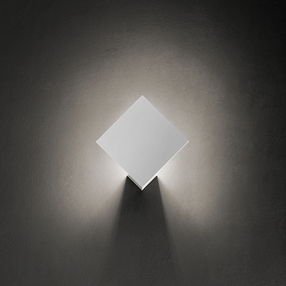 Lodes Puzzle Outdoor Single Square LED Wandlampe an der Wand, erzeugt sanftes Licht und Atmosphäre im Außenbereich.