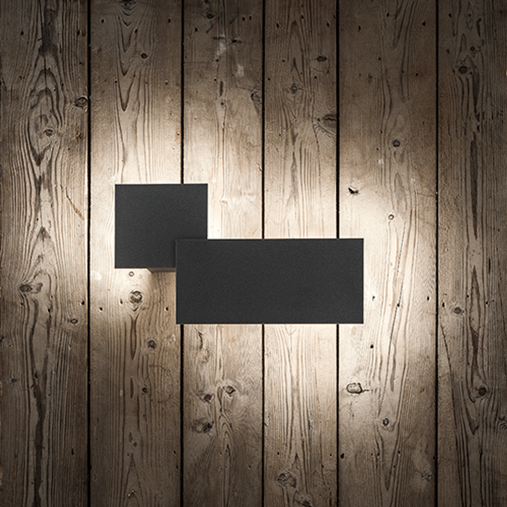 Lodes Puzzle Outdoor Square & Rectangle LED Wandlampe auf Holzfläche, elegante und stilvolle Beleuchtung für Außenbereiche.