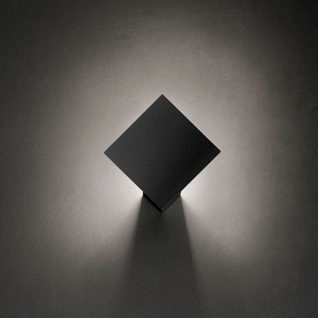 Lodes Puzzle Single Square LED applique murale et plafonnier en forme carrée, créant un éclairage doux sur le mur.