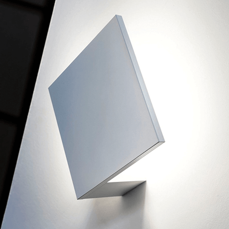 Lodes Puzzle Single Square LED applique murale et plafonnier sur un mur, design moderne avec des formes géométriques.
