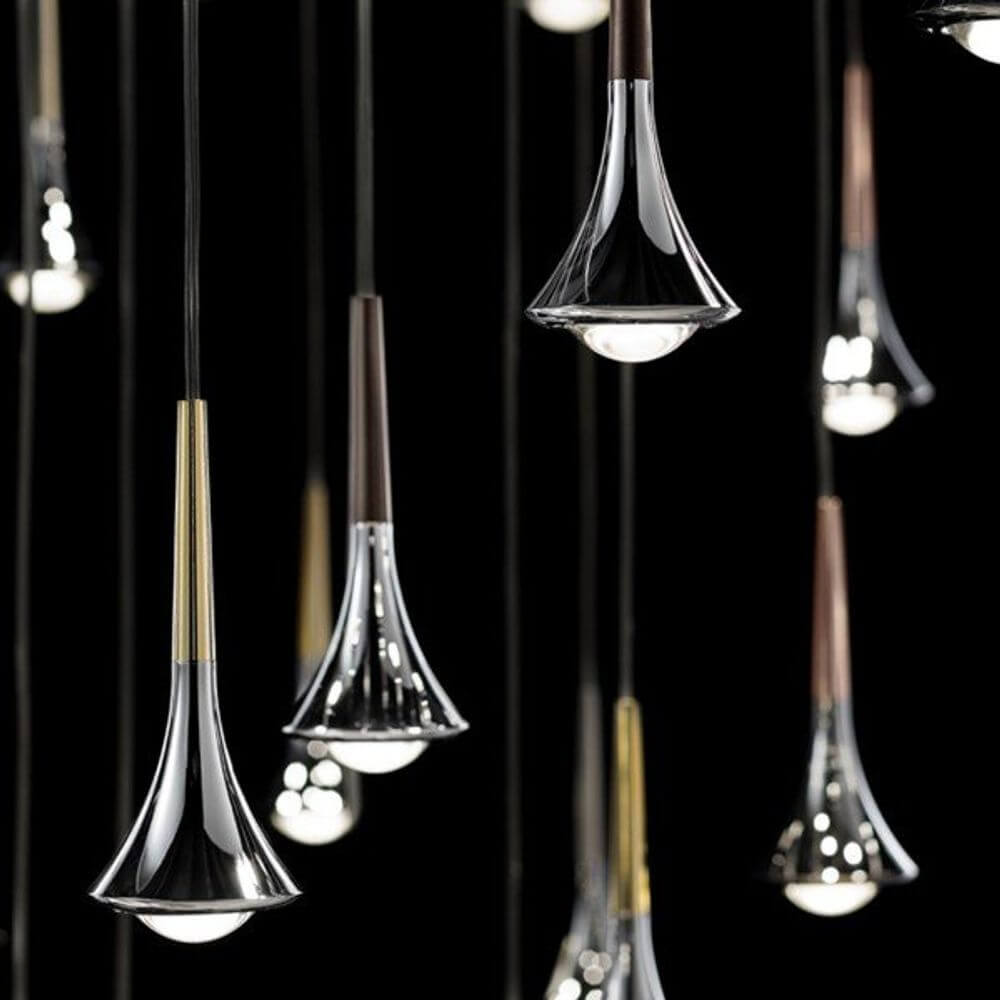 Lodes Rain LED Hängelampe Tropfen in verschiedenen Höhen mit glänzenden Oberflächen und effektiven Lichtquellen.