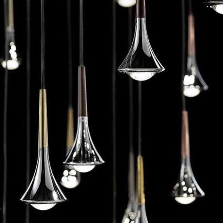 Lodes Rain LED Hängelampe Tropfen in verschiedenen Höhen mit glänzenden Oberflächen und effektiven Lichtquellen.