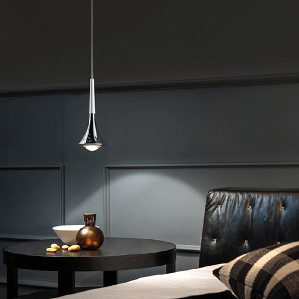 Elegante Lodes Rain LED Hängelampe in Tropfenform über einem Tisch im modernem Ambiente.