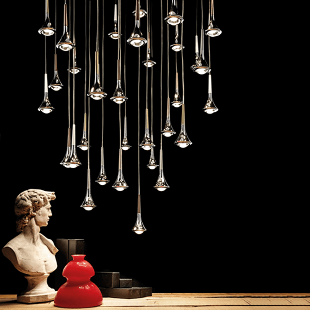 Lodes Rain LED Hängelampe, elegant und modern, in Tropfenform, schwebend über einem stilvollen Raum.