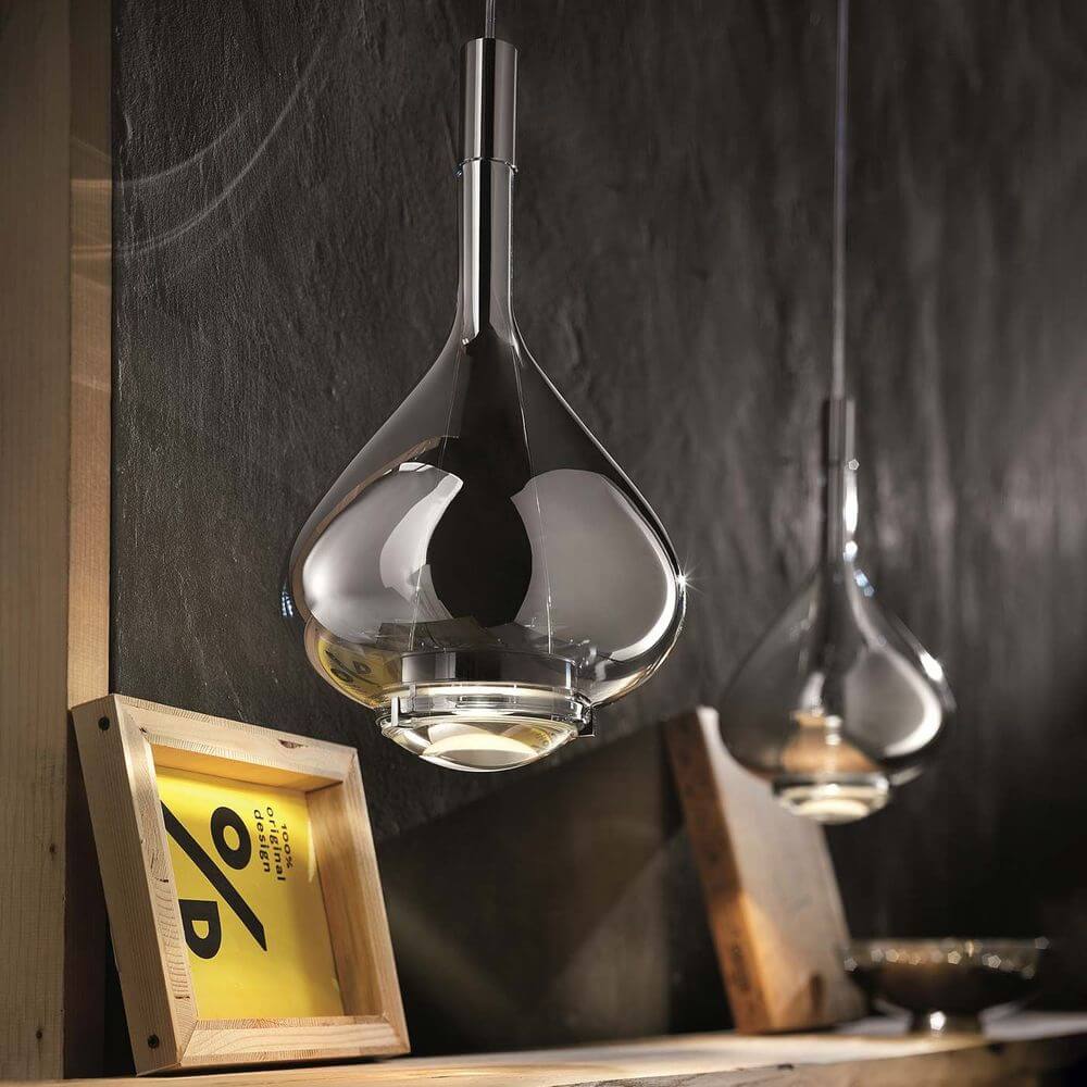 Hängelampe in Glaskrug-Form über einer Holzablage mit stilvollem Design und Beleuchtung.