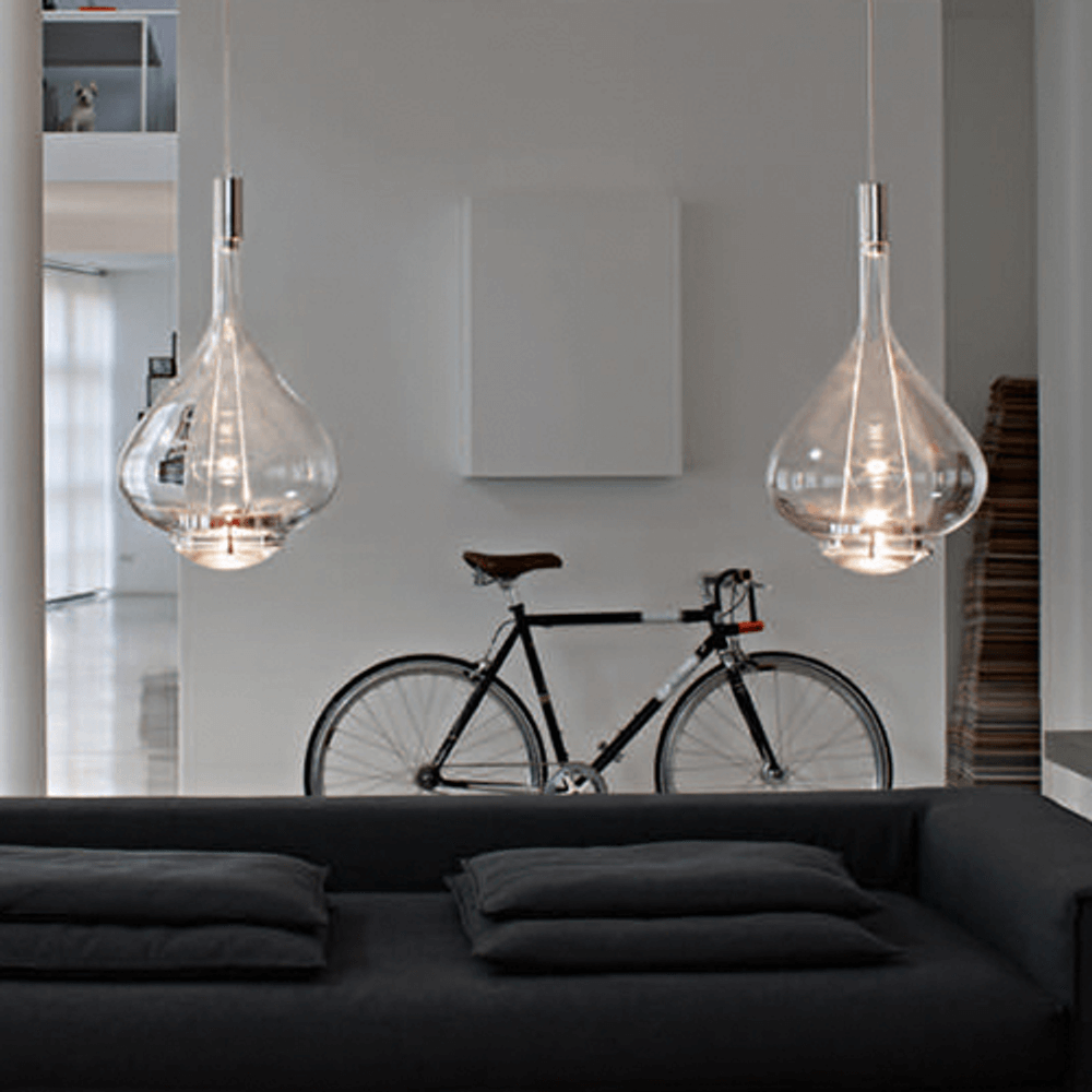 Interior mit modernen Glühbirnen und einem Fahrrad, stilvolles Design in einem hellen Raum.