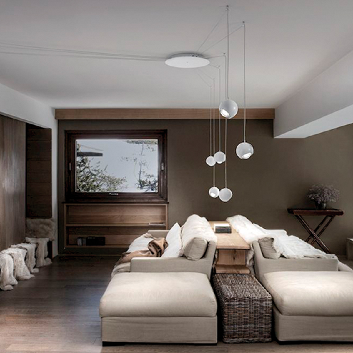 Lodes Spider LED Hängelampe mit verstellbaren weißen Glaskugeln, moderne Pendelleuchte ohne Baldachin über Sofa