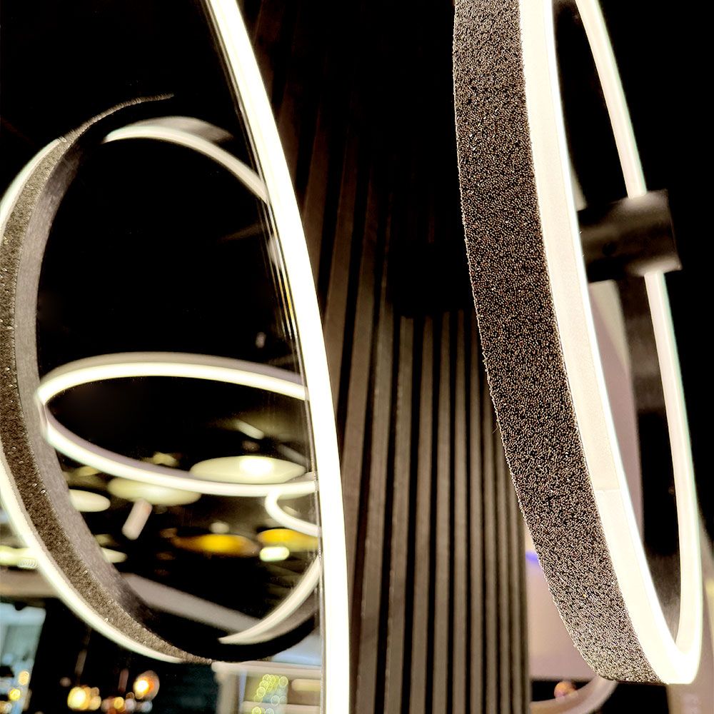 Swarovski Cover for ringlamper: detaljvisning av en moderne pendellampe med svart finish og elegant lysdesign.
