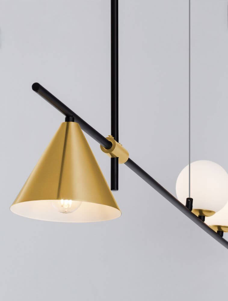 Sway Pendelleuchte Gold, Weiß, Schwarz mit goldener Kegel- und opalweißer Glaskörper-Design.