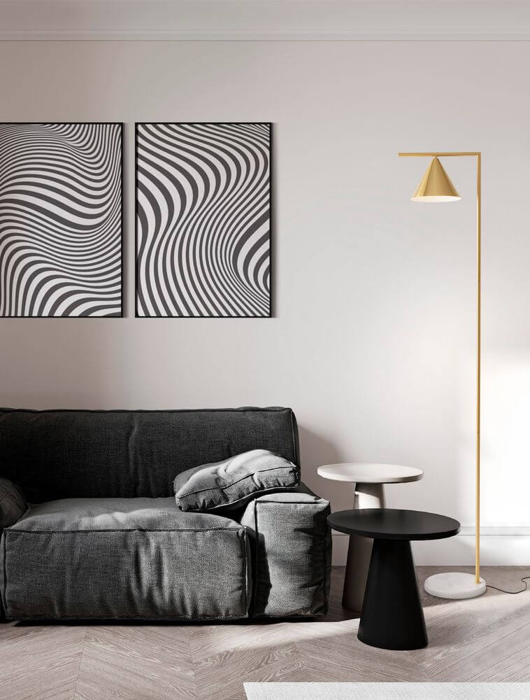 Sway Stehlampe Gold, Weiß in modernem Wohnzimmer mit Kunstwerken und stylischer Möbelkombination.