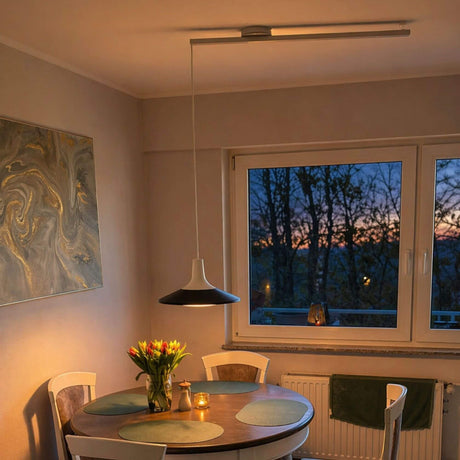 Gynge 1 ophængningssystem 90cm Enkelt til en hængelampe over et spisebord i et stilfuldt rum.