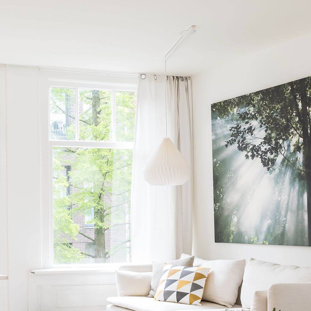 Swing 1 Aufhängesystem 90cm Single für eine Hängelampe in modernem Wohnraum mit hellem Licht.