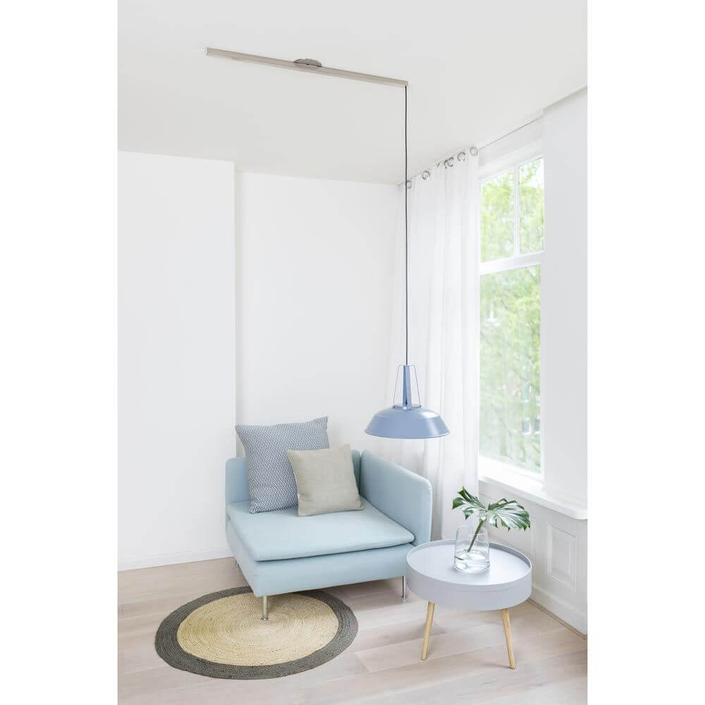 Schickes Wohnzimmer mit Swing 1 Aufhängesystem 90cm Single für eine Hängelampe und modernem Möbelstück.