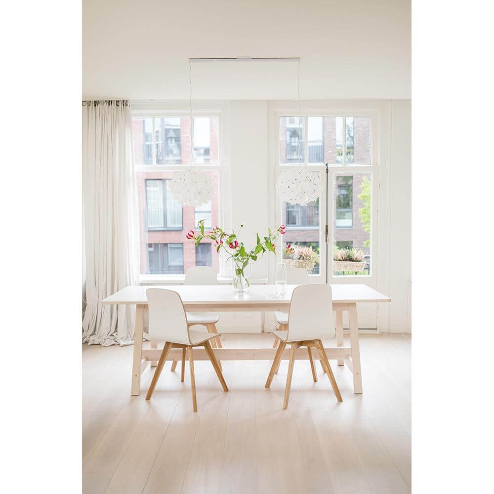 Swing 2 Aufhängesystem 110cm Twin für zwei Hängeleuchten über einem eleganten Esstisch im modernen Ambiente.