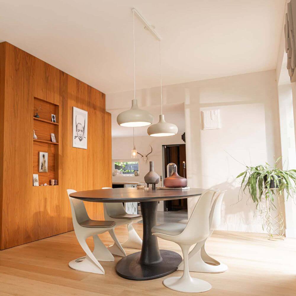Swing 2 Aufhängesystem 110cm Twin für zwei Hängeleuchten über einem stilvollen Essbereich.