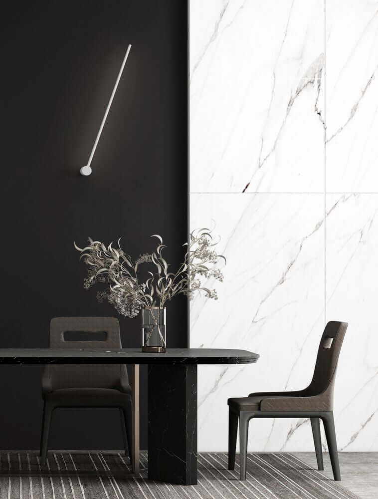 Synthesi LED Wandleuchte H 90cm 3000K in modernem Wohnambiente mit Tisch und Stühlen.
