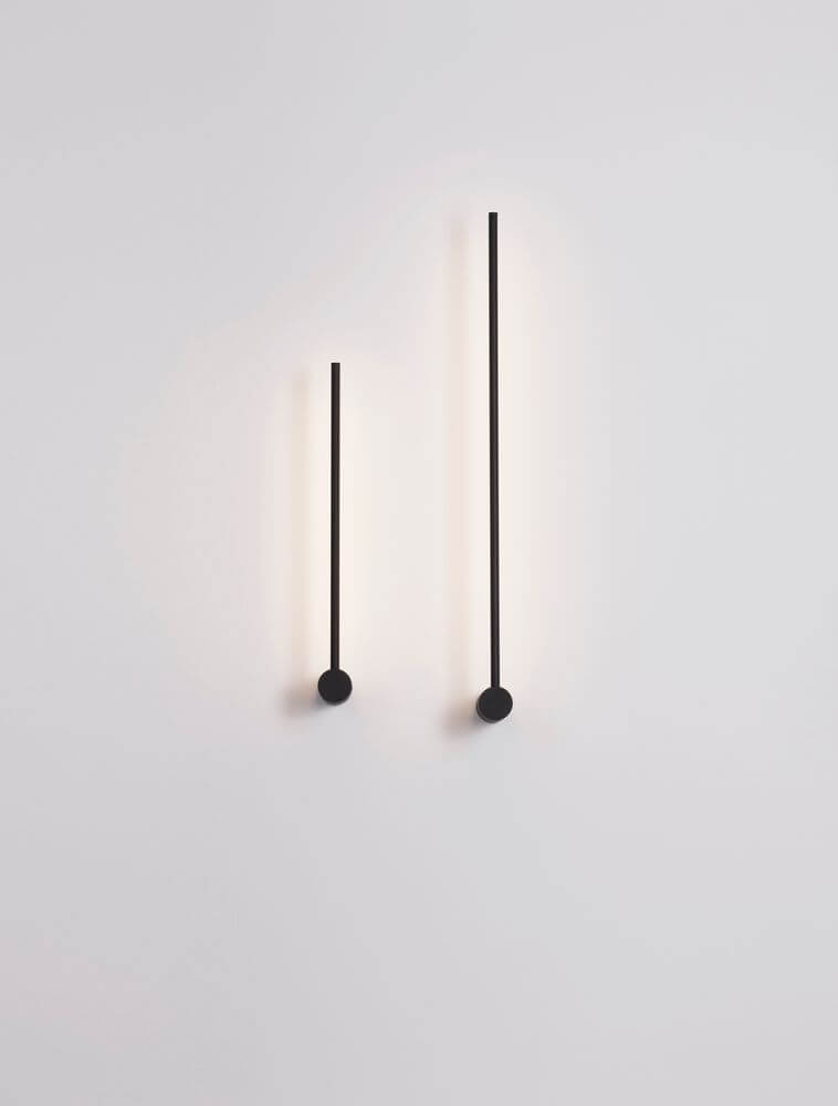 Synthesi LED Wandleuchte H 90cm 3000K in schwarzer Ausführung mit minimalistischem Design.