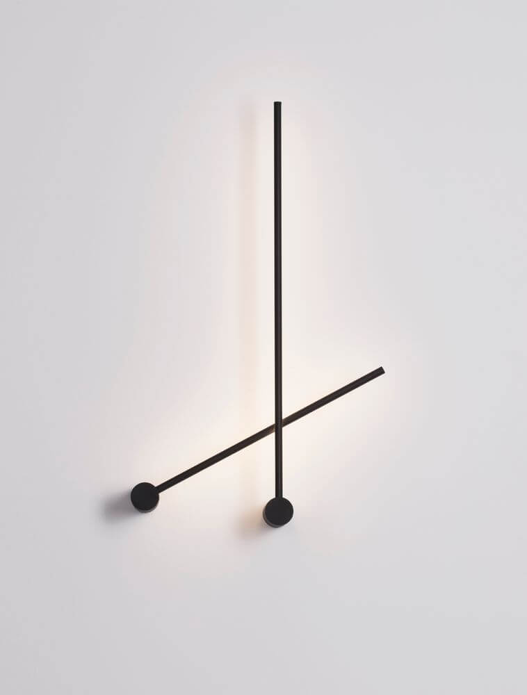 Synthesi LED Wandleuchte H 90cm 3000K in modernem Design mit schwarzer Oberfläche und neutralweißem Licht.