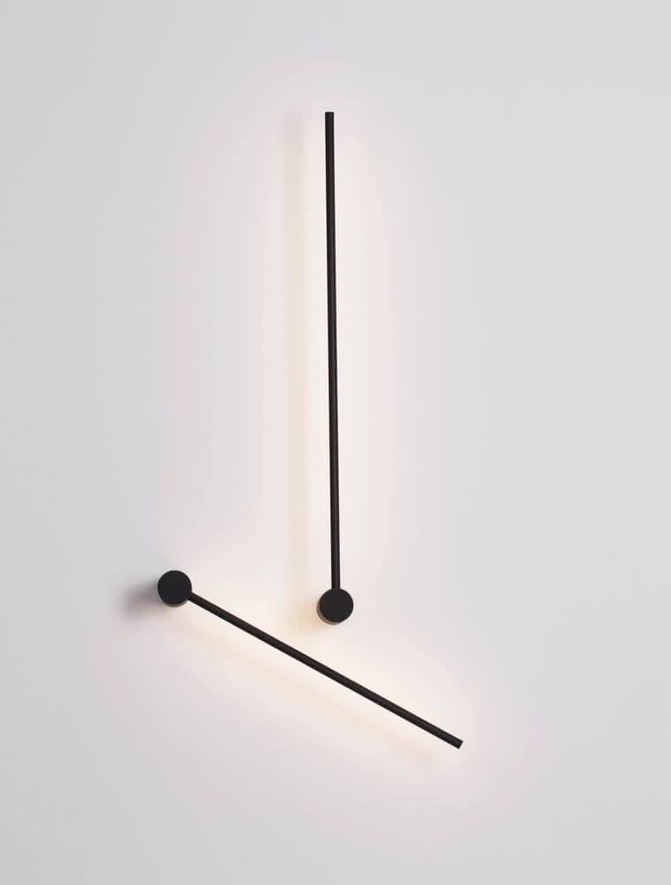Moderne Synthesi LED Wandleuchte H 90cm 3000K mit eleganter schwarzer Oberfläche und neutralweißem Licht.