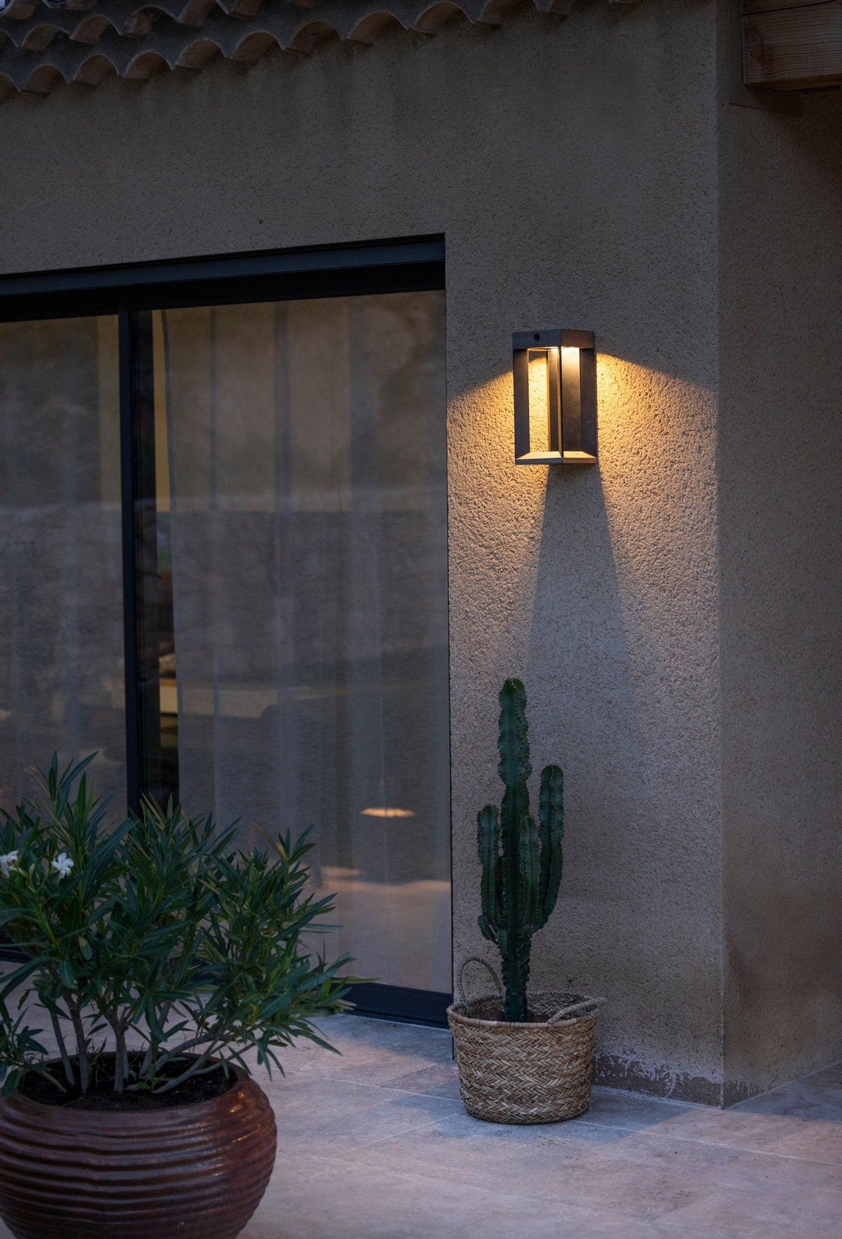 Les Jardins LED-aurinkoseinävalaisin Teckalu teakpuusta