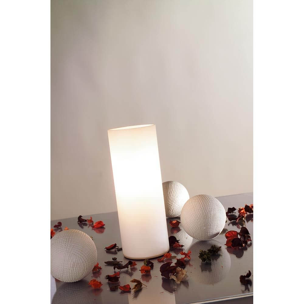 Table&Desk Noora Tischleuchte max. 1x42W E14 Opal Glas neben dekorativen Bällen auf reflektierender Oberfläche