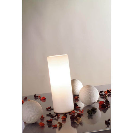 Lampe de table Table&Desk Noora max. 1x42W E14 Verre opalin à côté de boules décoratives sur une surface réfléchissante