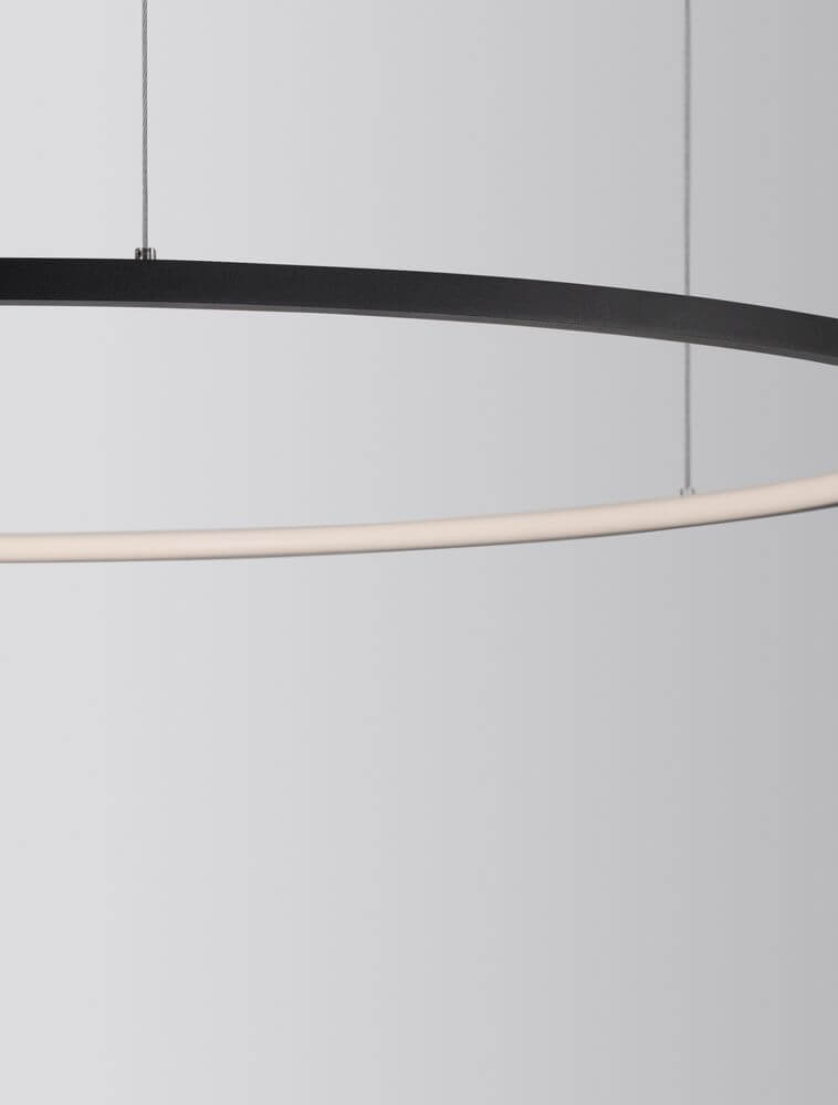 Elegante Tarquin LED Pendelleuchte mit schwarzem und weißem Ring, ideal für modernes Wohndesign.