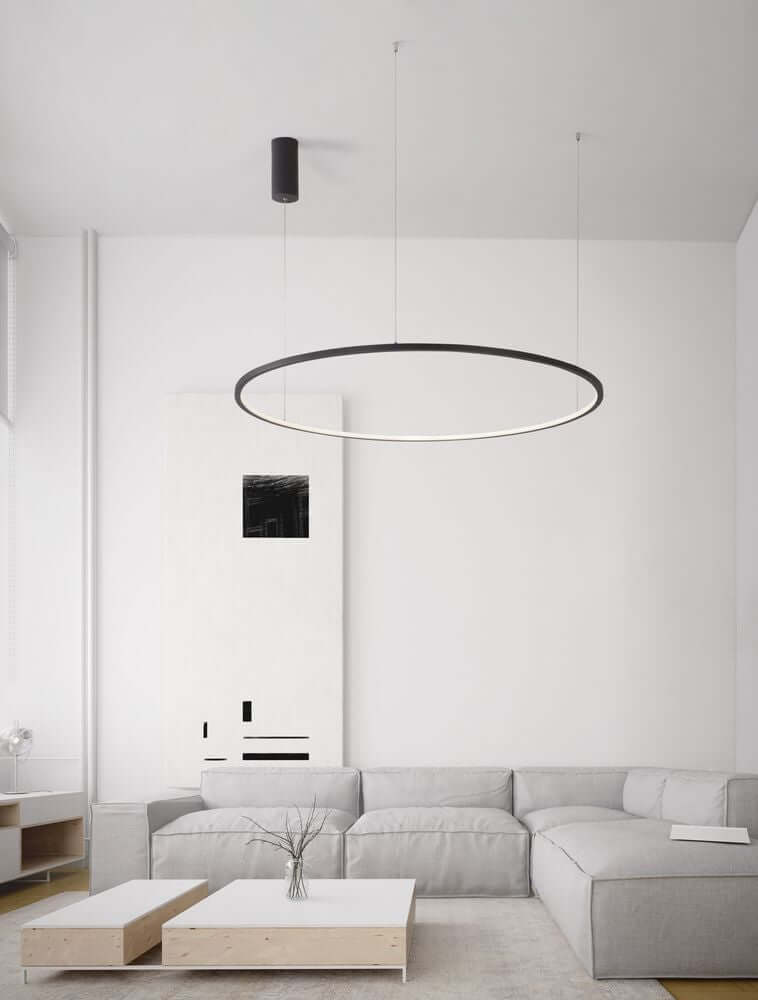 Moderne Tarquin LED-Pendelleuchte Ø 100cm in stilvollem Wohnzimmer mit heller Couch und minimalistischer Einrichtung.