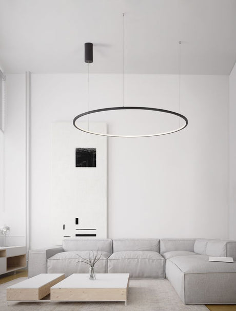 Tarquin LED Pendel Ø 100cm 3000K over en moderne stuesofa i et elegant rum.