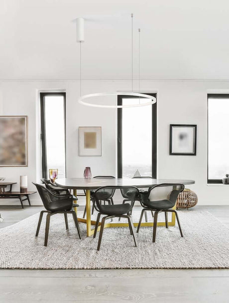 Salle à manger moderne avec suspension Tarquin LED Ø 60 cm 3000K au-dessus de la table et chaises élégantes.