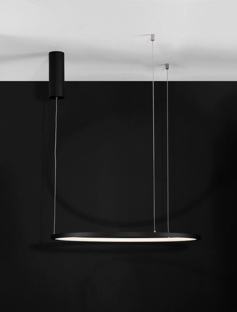 Tarquin LED Pendelleuchte Ø 60cm 3000K an schwarzer Wand, moderne geometrische Form, elegante Ausstrahlung.