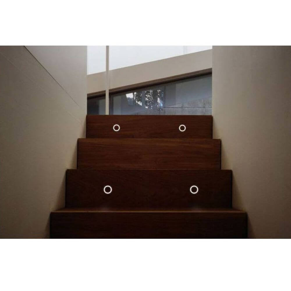LED Einbau Wand- & Deckenleuchte Technical Ø 4,4cm 2, 5W, 3000K beleuchtet Treppe mit modernen Einbauleuchten.