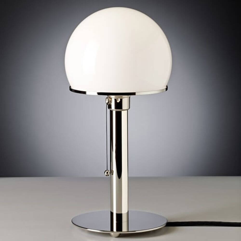 Tecnolumen Tischleuchte WA24 Wilhelm Wagenfeld Bauhaus Vernickelt mit kugelförmigem Lampenschirm aus Opalglas.