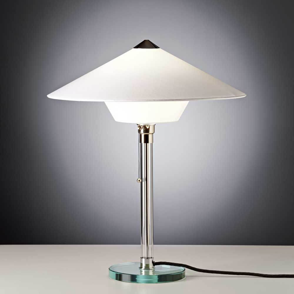 Tecnolumen Bauhaus-Tischleuchte WG28 Wagenfeld mit Schirm auf einem Tisch, moderner Leuchtendesign.