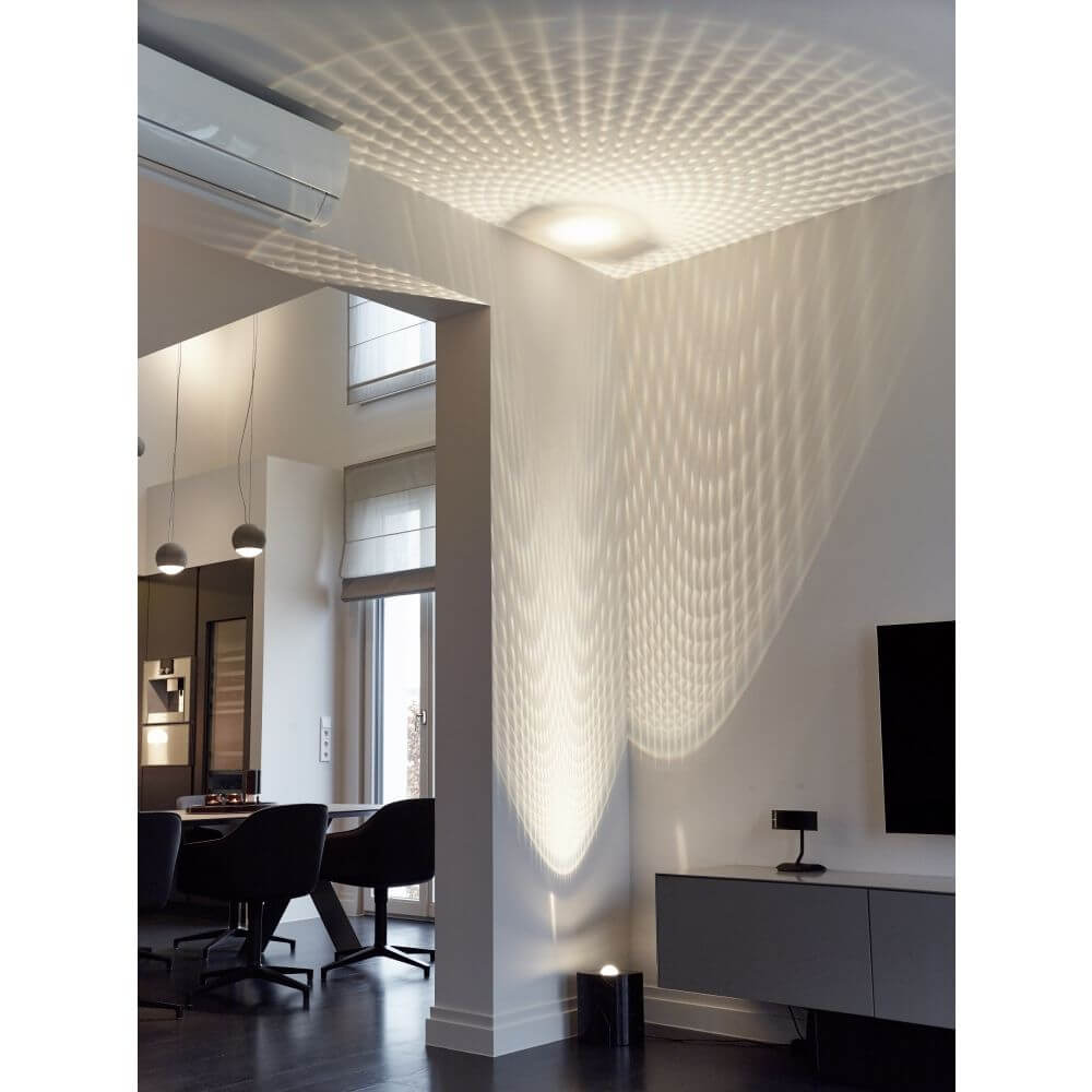 Tecnolumen Egyptian Eye Bodenlampe mit Marmor, beeindruckendes Lichtspiel an Wand in modernem Raum.