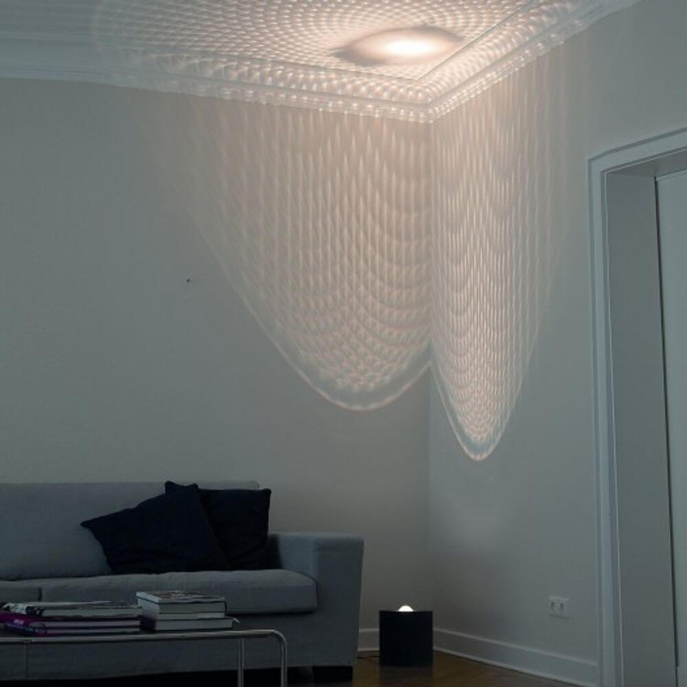 Elegant beleuchteter Raum mit spezieller Lichtwirkung der Tecnolumen Egyptian Eye Bodenlampe in einer modernen Wohnung.