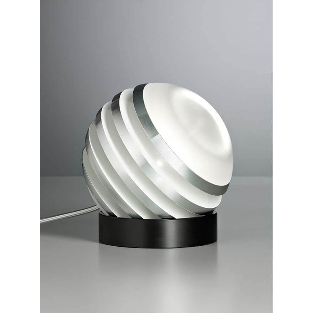 Tecnolumen LED-Tischlampe Bulo Ø16cm mit elegantem Design und diffusen Licht auf einem Tisch.