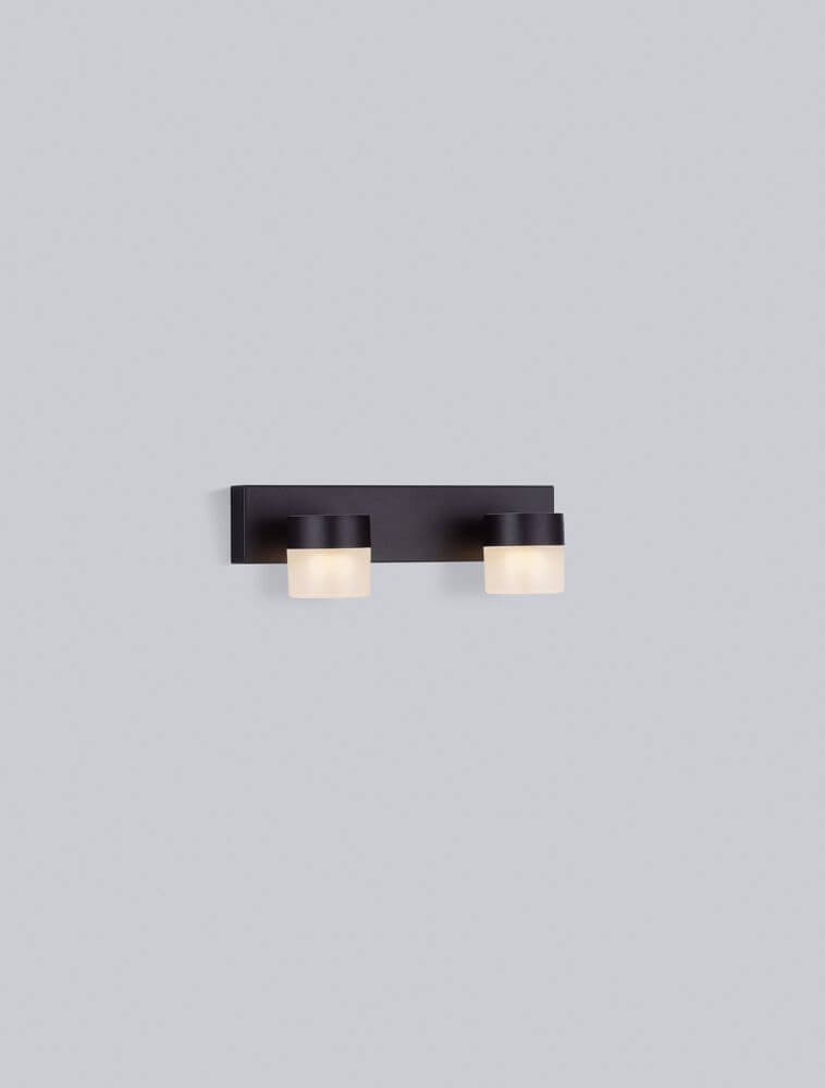 Teko LED Wandleuchte 2-flammig 3000K Schwarz IP44 an der Wand installiert, modernes Design und schlichte Eleganz.